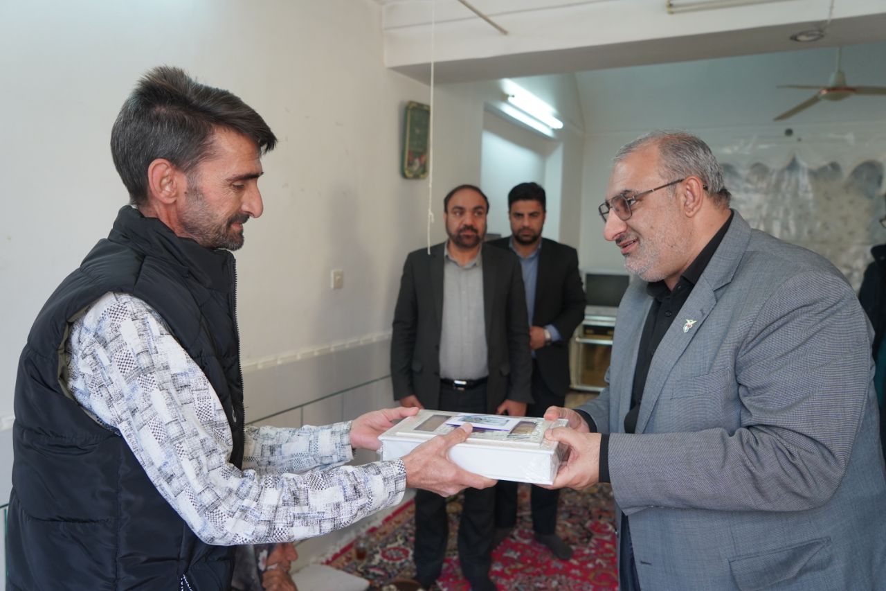 دیدار سرپرست بنیاد شهید اصفهان با خانواده شهیدان کاظمی و جانباز ۷۰ درصد دری در ورزنه