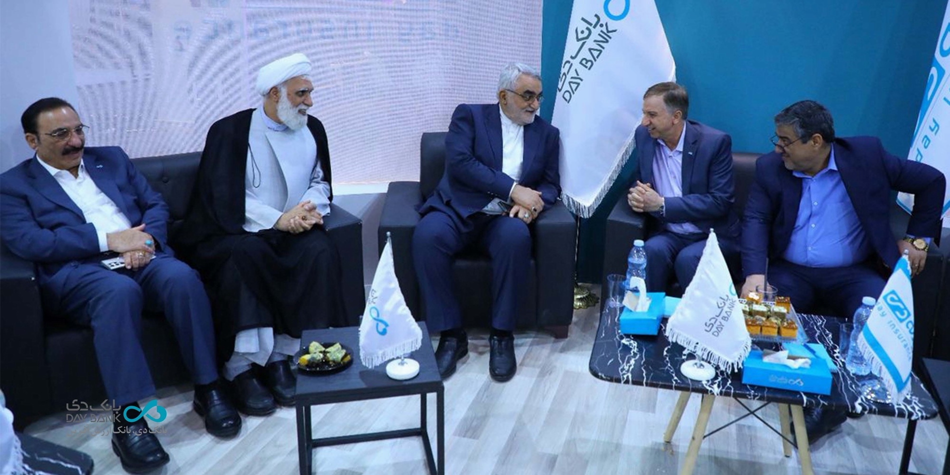 دیدار علاءالدین بروجردی با برات کریمی در غرفه بانک دی