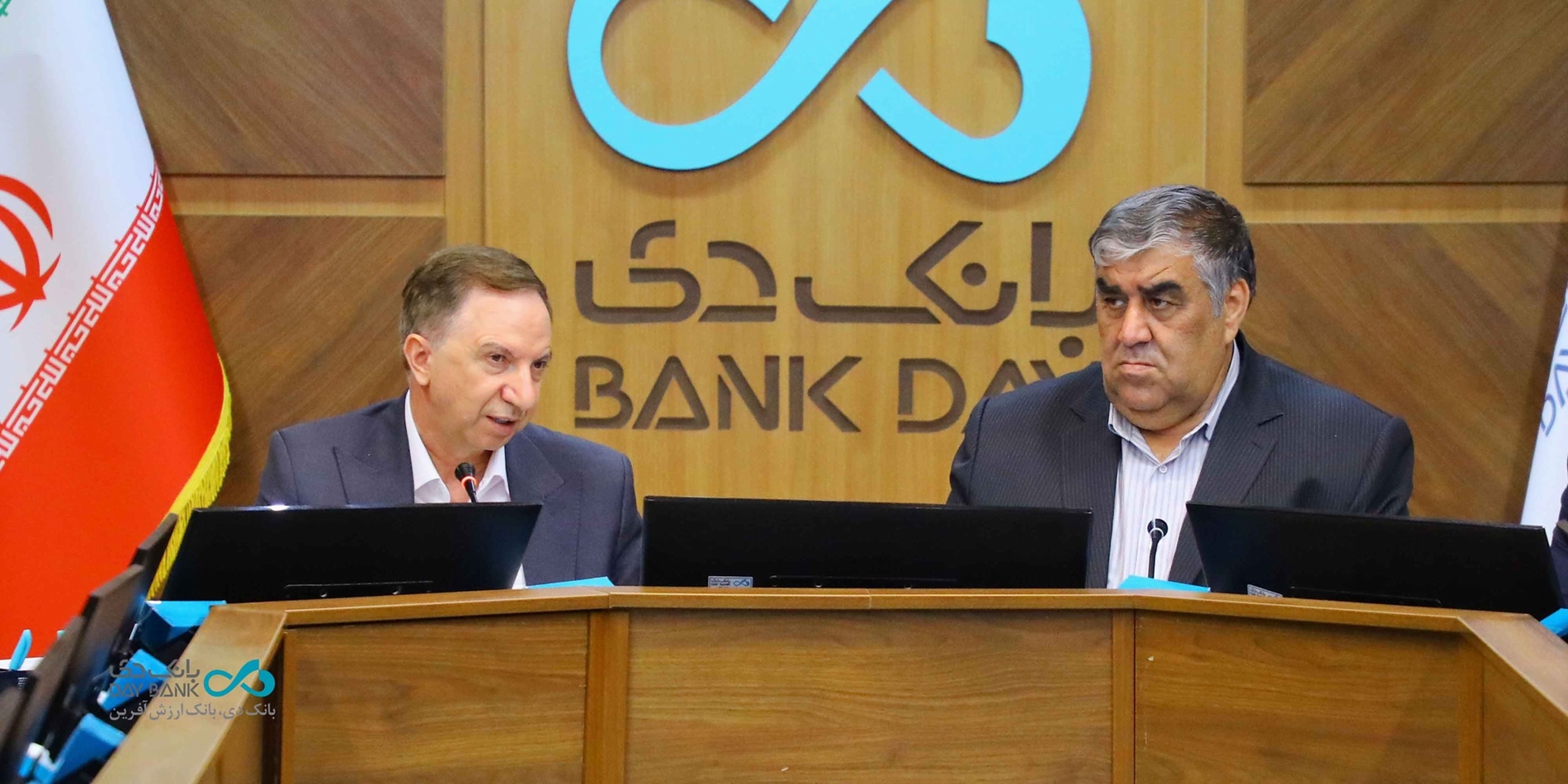 حمایت قاطع جمعی از نمایندگان مجلس از عملکرد بانک دی جمعی از اعضای هیأترئیسه و اعضای فراکسیون شاهد و ایثارگر مجلس شورای اسلامی با حضور در بانک دی و دیدار با مدیرعامل این بانک، حمایت خود را از عملکرد و برنامههای این مجموعه اعلام کردند.