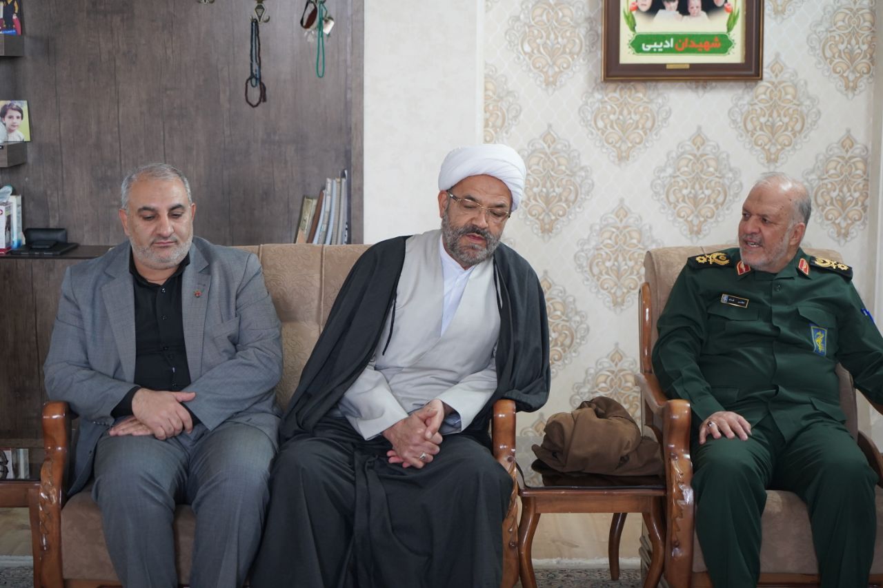دیدار سرپرست بنیاد شهید و امور ایثارگران اصفهان و فرمانده سپاه صاحب‌الزمان (عج) با خانواده هشت شهید ادیبی