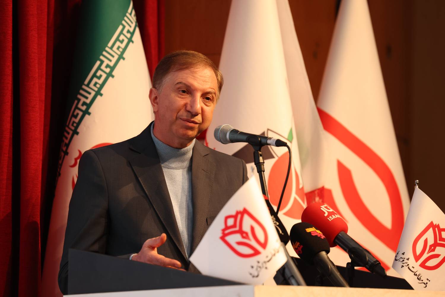 مدیرعامل بانک دی در آئین اختتامیه چهارمین جشنواره علمی پژوهشی ایثار بیان کرد:عبور از بحران‌های اقتصادی با بهره‌گیری از فکر نخبگان شاهد و ایثارگر