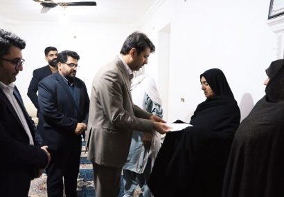 نماینده وزیر راه و شهرسازی با خانواده شهید اهل سنت سیستان و بلوچستان دیدار کرد