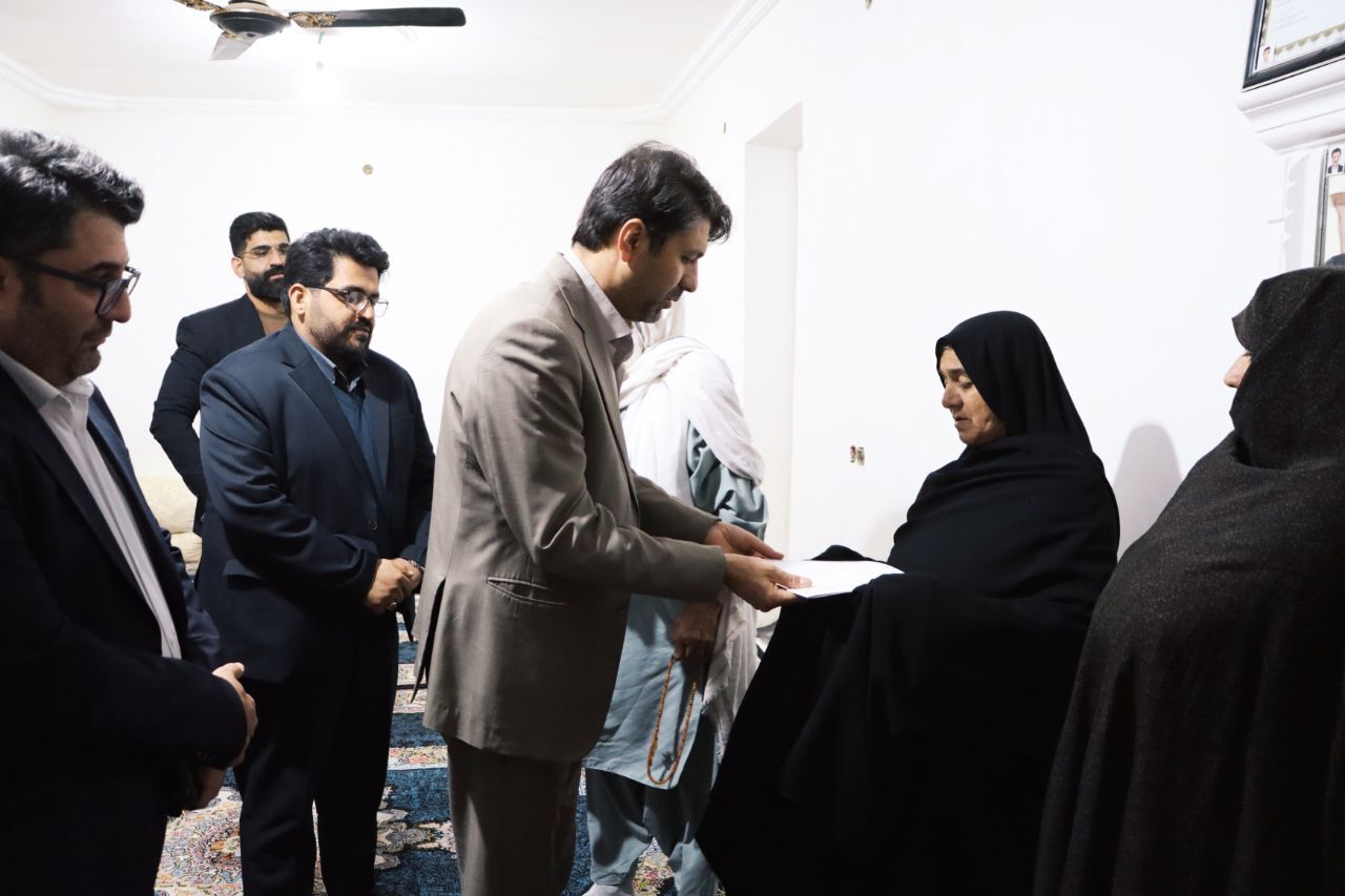نماینده وزیر راه و شهرسازی با خانواده شهید اهل سنت سیستان و بلوچستان دیدار کرد