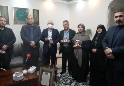 رئیس بنیاد شهید و امور ایثارگران در دیدار با خانواده شهیدان زینلی تاکید کرد: توجه به روایتگری زندگی شهدا به ویژه شهدای نخبه علمی/ حفظ وحدت و انسجام بین مردم با یاد و خاطره شهدا