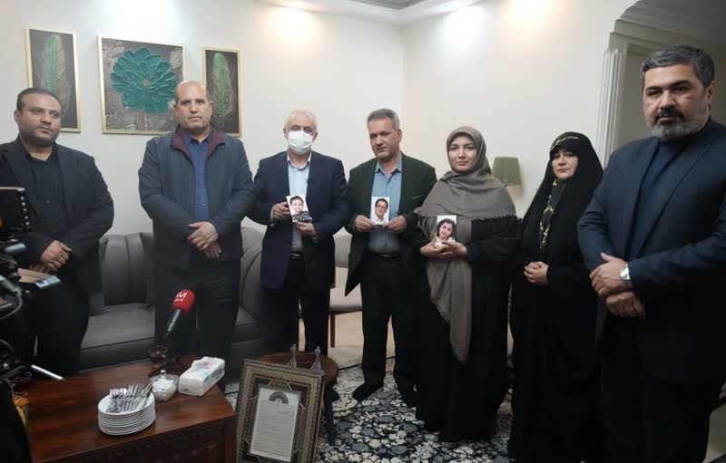 رئیس بنیاد شهید و امور ایثارگران در دیدار با خانواده شهیدان زینلی تاکید کرد: توجه به روایتگری زندگی شهدا به ویژه شهدای نخبه علمی/ حفظ وحدت و انسجام بین مردم با یاد و خاطره شهدا