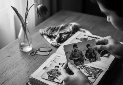 بعضی از فرزندان شاهد و ایثارگر در جستجوی عکس پدران شهید یا همرزمانشان هستند