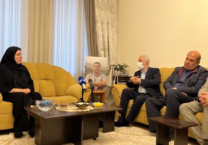 رئیس بنیاد شهید و امور ایثارگران در دیدار با خانواده «شهید شریفی» عنوان کرد: بهترین مکان برای دریافت بشارت، نزد خانواده معظم شهداست / انسجام مردم توطئه‌های دشمنان را خنثی کرد