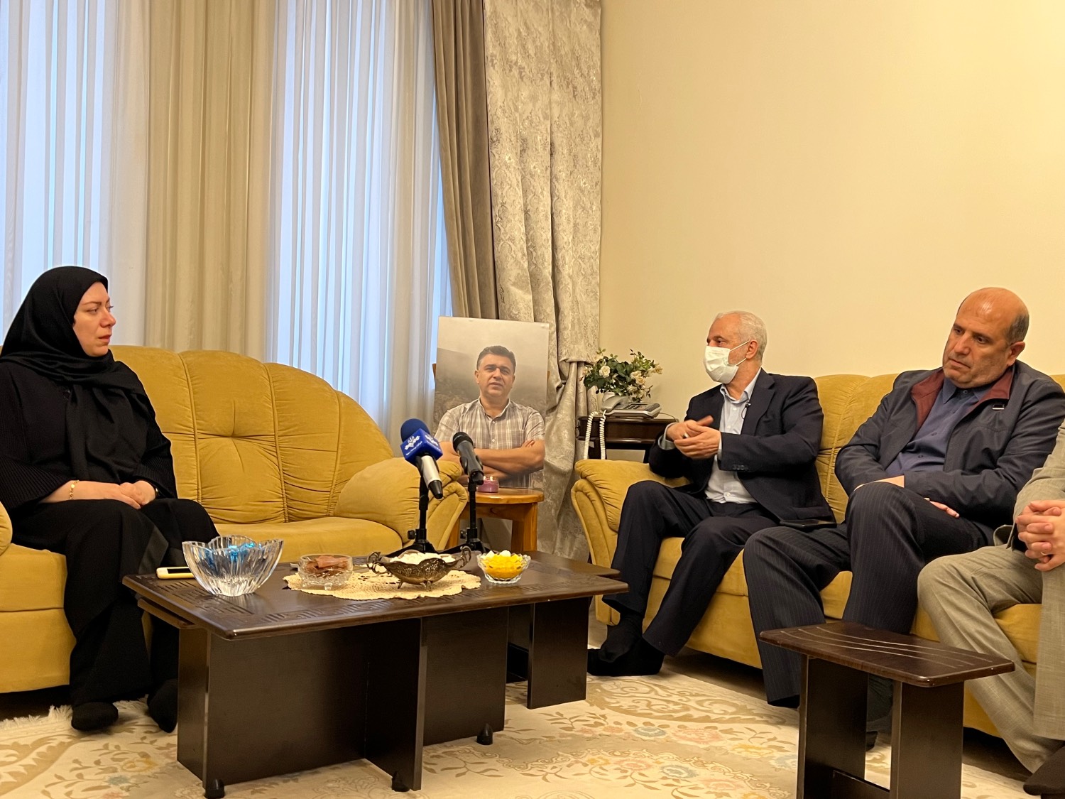 رئیس بنیاد شهید و امور ایثارگران در دیدار با خانواده «شهید شریفی» عنوان کرد: بهترین مکان برای دریافت بشارت، نزد خانواده معظم شهداست / انسجام مردم توطئههای دشمنان را خنثی کرد