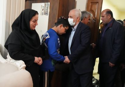  در دیدار مهندس سعید اوحدی با خانواده «شهید فرهاد فلاحی» عنوان کرد: فرزندان شهدا، فرزندان همه ملت ایران‌ هستند / نقش الهام‌بخش خانواده‌های شهدا در تحکیم ارزش‌های انقلاب