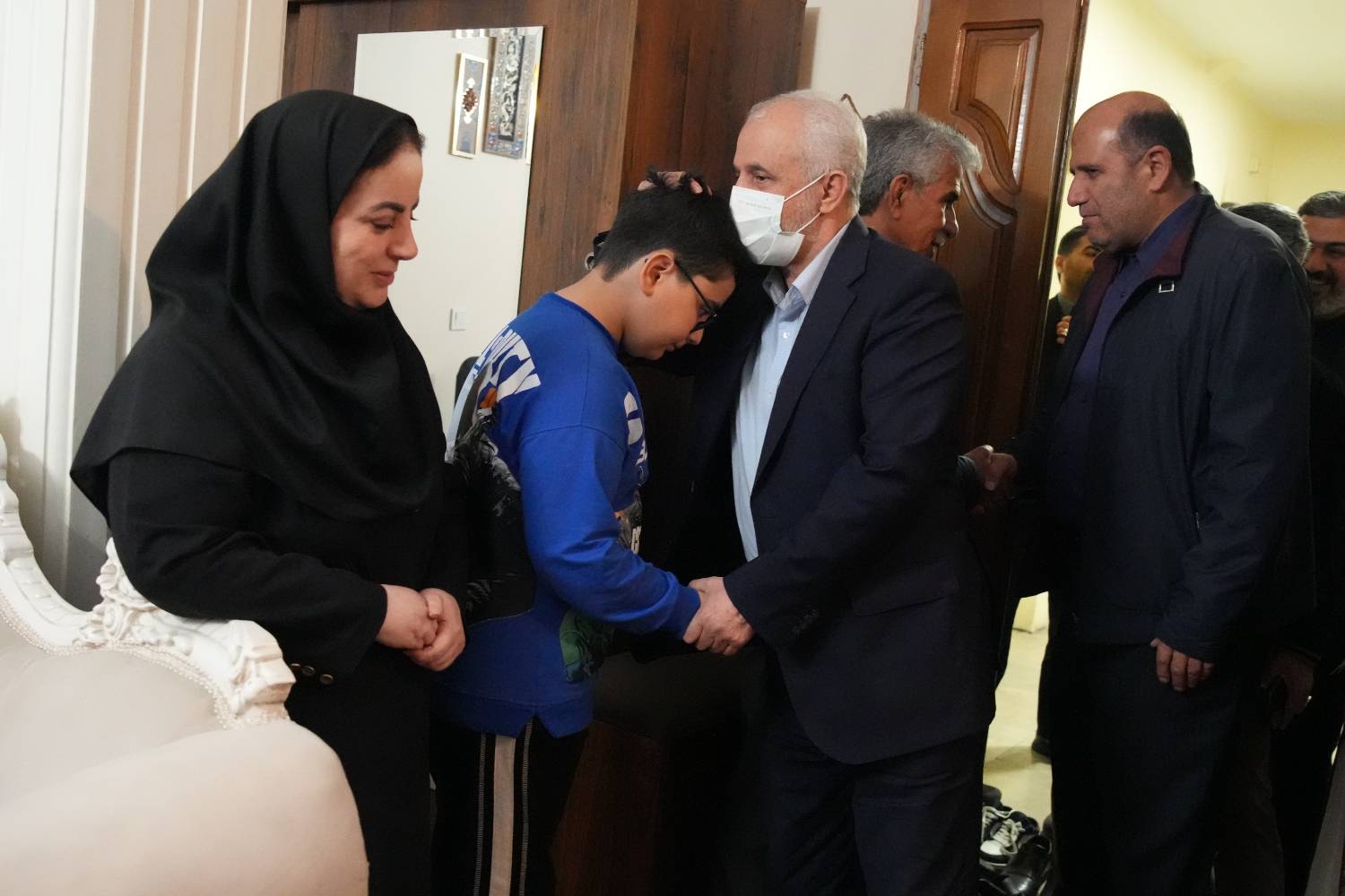 در دیدار مهندس سعید اوحدی با خانواده «شهید فرهاد فلاحی» عنوان کرد: فرزندان شهدا، فرزندان همه ملت ایران هستند / نقش الهامبخش خانوادههای شهدا در تحکیم ارزشهای انقلاب