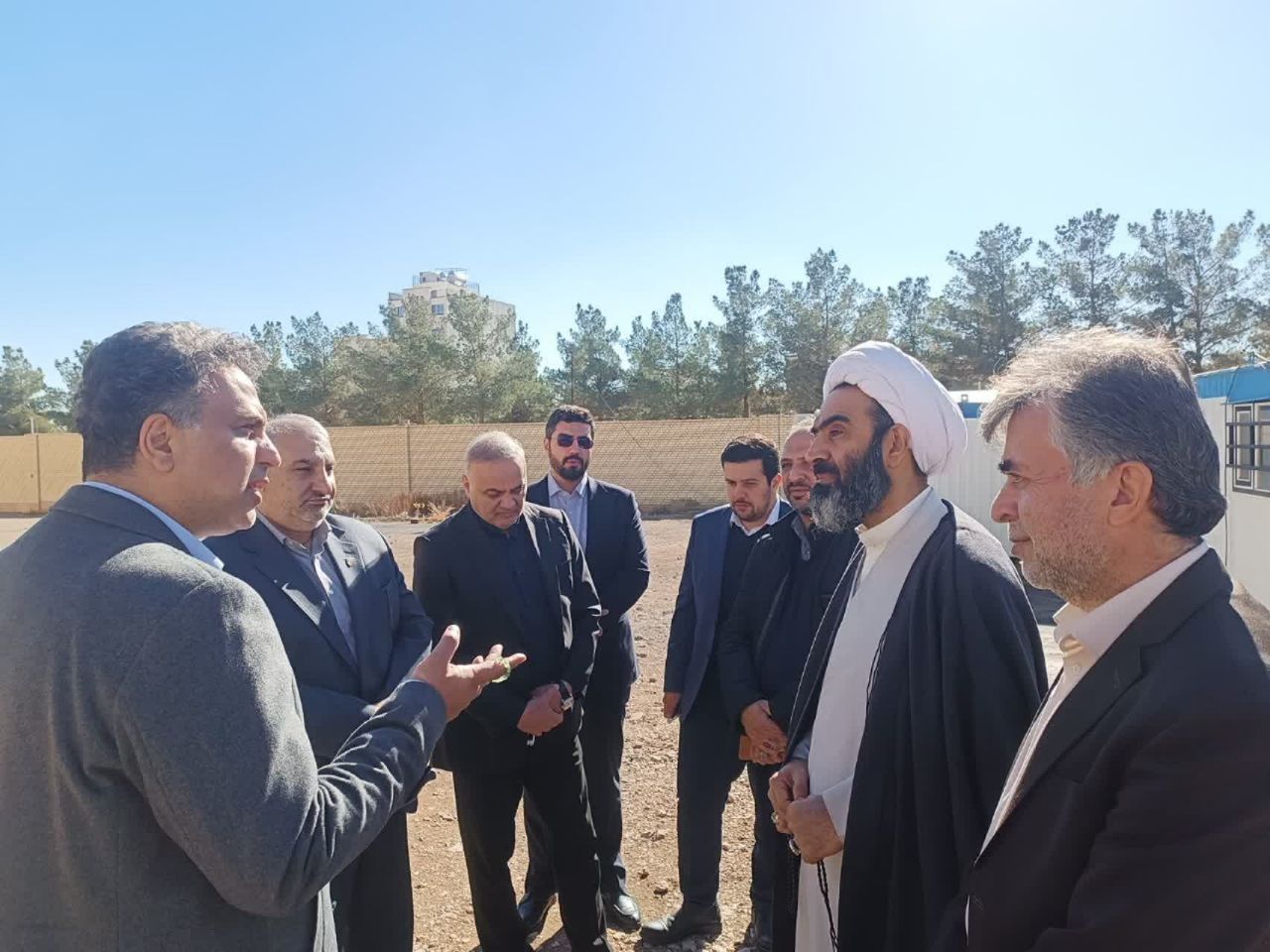 بازدید مشاورمدیرعامل و معاون امور توافقات سازمان اموال و املاک کوثر از مجموعه فرهنگی ورزشی ایثار خمینی‌شهر