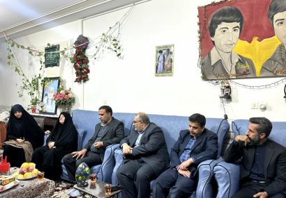 دیدارسرپرست بنیاد شهید استان اصفهان با خانوادههای معزز شهیدان در شهرستان مبارکه