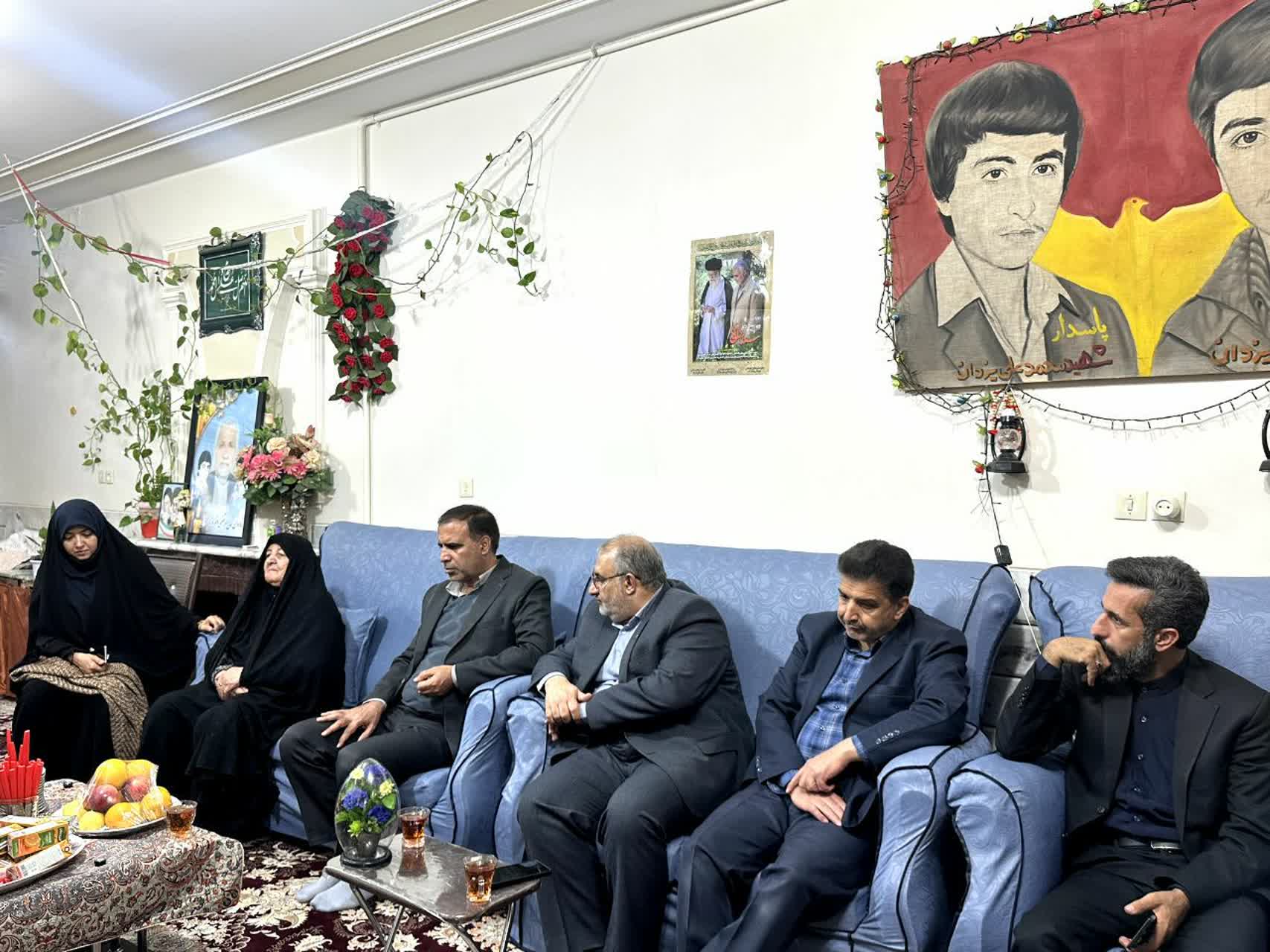 دیدارسرپرست بنیاد شهید استان اصفهان با خانوادههای معزز شهیدان در شهرستان مبارکه