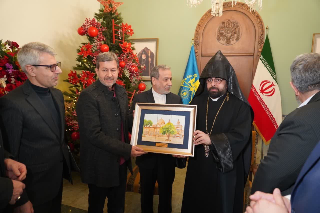  دیدار وزیر امور خارجه و استاندار اصفهان با خانواده معظم شهدای ارامنه در آستانه سال نو میلادی