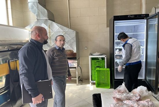 در راستای صیانت از سلامت غذایی جامعه صورت گرفت: کشف ومعدوم سازی بیش از ۴۰۰ کیلوگرم فرآورده ه خام دامی فاسد و غیر بهداشتی در اردستان