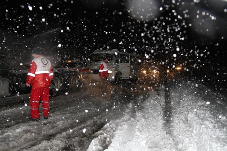  مدیرعامل جمعیت هلال احمر استان اصفهان خبرداد: امدادرسانی هلال احمر به ۶۷۰ حادثه دیده در محور‌های برفی استان اصفهان
