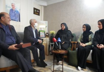 رئیس بنیاد شهید و امور ایثارگران در دیدار با خانواده شهید آقابابایی عنوان کرد: منش و سبک زندگی شهدا را باید به نسلهای آینده منتقل کرد/ دایرهالمعارف شهدای جنگ ۱۲ روزه در حال تدوین است