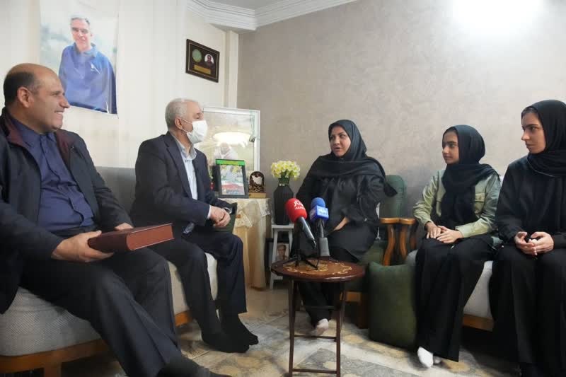 رئیس بنیاد شهید و امور ایثارگران در دیدار با خانواده شهید آقابابایی عنوان کرد: منش و سبک زندگی شهدا را باید به نسلهای آینده منتقل کرد/ دایرهالمعارف شهدای جنگ ۱۲ روزه در حال تدوین است