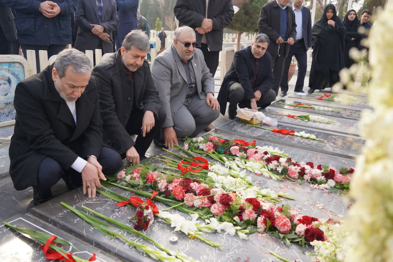 وزیر امور خارجه با حضور در گلستان شهدای اصفهان، یاد و خاطره شهدای والامقام را گرامی داشت