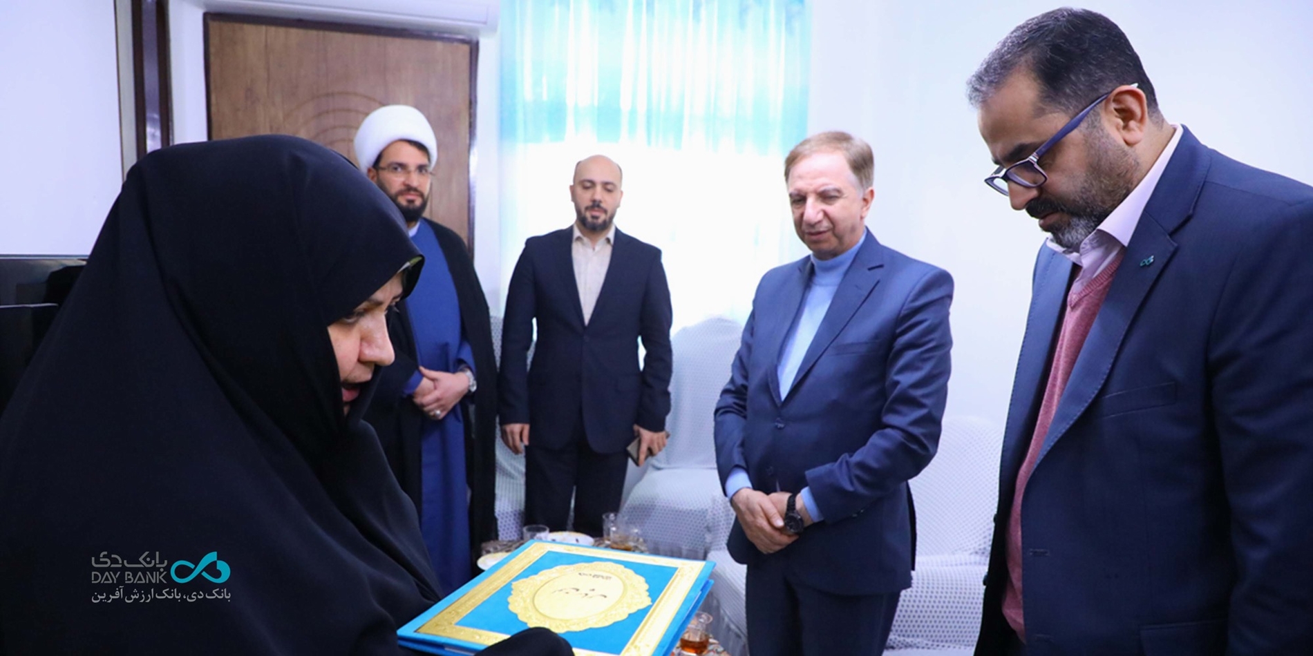  دیدار مدیرعامل و عضو هیأت‌مدیره بانک دی با مادر شهید جنگ ۱۲ روزه