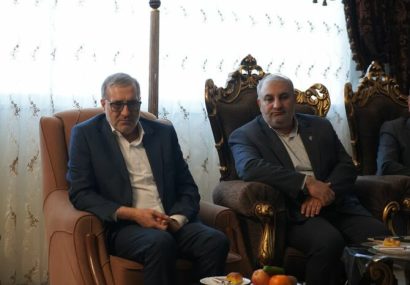 معاون حقوقی و امور مجلس بنیاد شهید و امور ایثارگران در دیدار با تعدادی ازخانواده شهدای حوادث اخیر در اصفهان عنوان کرد: شهدا با هوشیاری و مقاومت در دفاع از آرمان‌های نظام جاودانه شدند