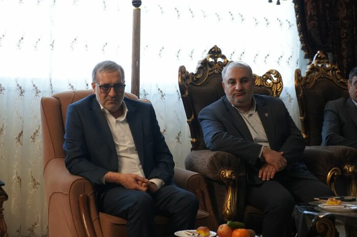 معاون حقوقی و امور مجلس بنیاد شهید و امور ایثارگران در دیدار با تعدادی ازخانواده شهدای حوادث اخیر در اصفهان عنوان کرد: شهدا با هوشیاری و مقاومت در دفاع از آرمانهای نظام جاودانه شدند