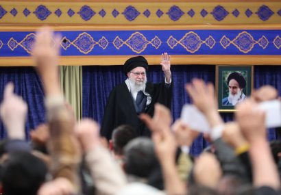  رهبر انقلاب اسلامی در دیدار هزاران نفر از خانواده‌های معظم شهدای اقتدار: در مقابل جنگ نرم دشمن بی‌تفاوت نباشیم/ با همراهی مردم دشمن را به زانو در می‌آوریم