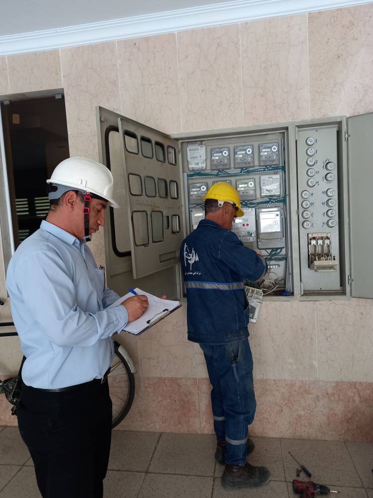 در راستای برنامههای ۱۴ مگاپروژه ۲ ابلاغی از شرکت توانیر انجام گرفت: تعویض و نصب کنتورهای هوشمند ۱۸هزار انشعاب مشترکین خانگی و تجاری پرمصرف در اصفهان