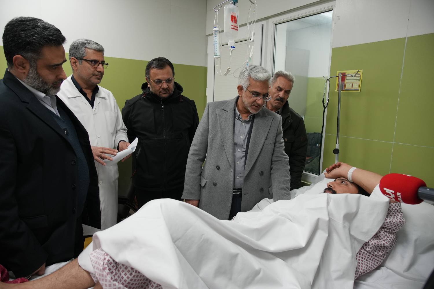  عیادت معاون بهداشت و درمان بنیاد از مجروحان حوادث تروریستی اخیر در بیمارستان ولیعصر (عج)