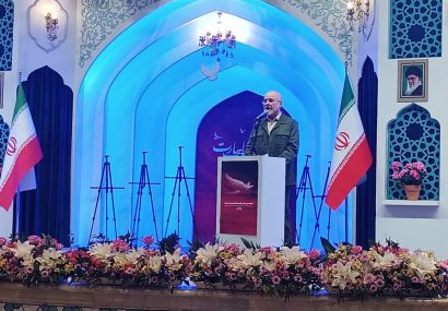 رئیس مجلس شورای اسلامی در مشهد مقدس عنوان کرد: ایستادگی، وفاداری و مقاومت، تنها راه حفظ عزت کشور است