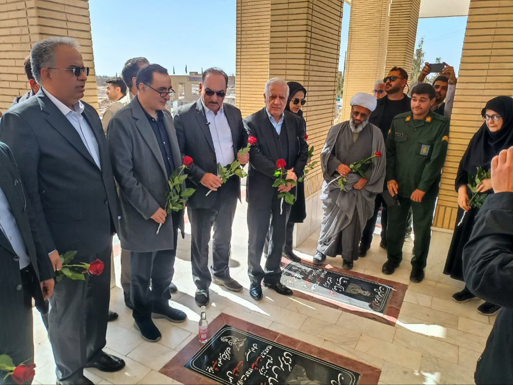  ادای احترام رئیس بنیاد شهید و امور ایثارگران به مقام شامخ شهدا / افتتاح ساختمان فرمانداری شهرستان هامون