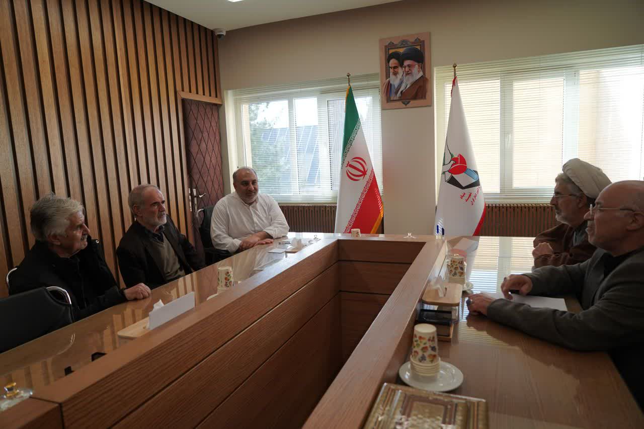 در آستانه سالروز پیروزی انقلاب اسلامی؛ دیدار هفتگی سرپرست بنیاد شهید و امور ایثارگران استان اصفهان با خانواده‌های شهدا و جانبازان برگزار شد