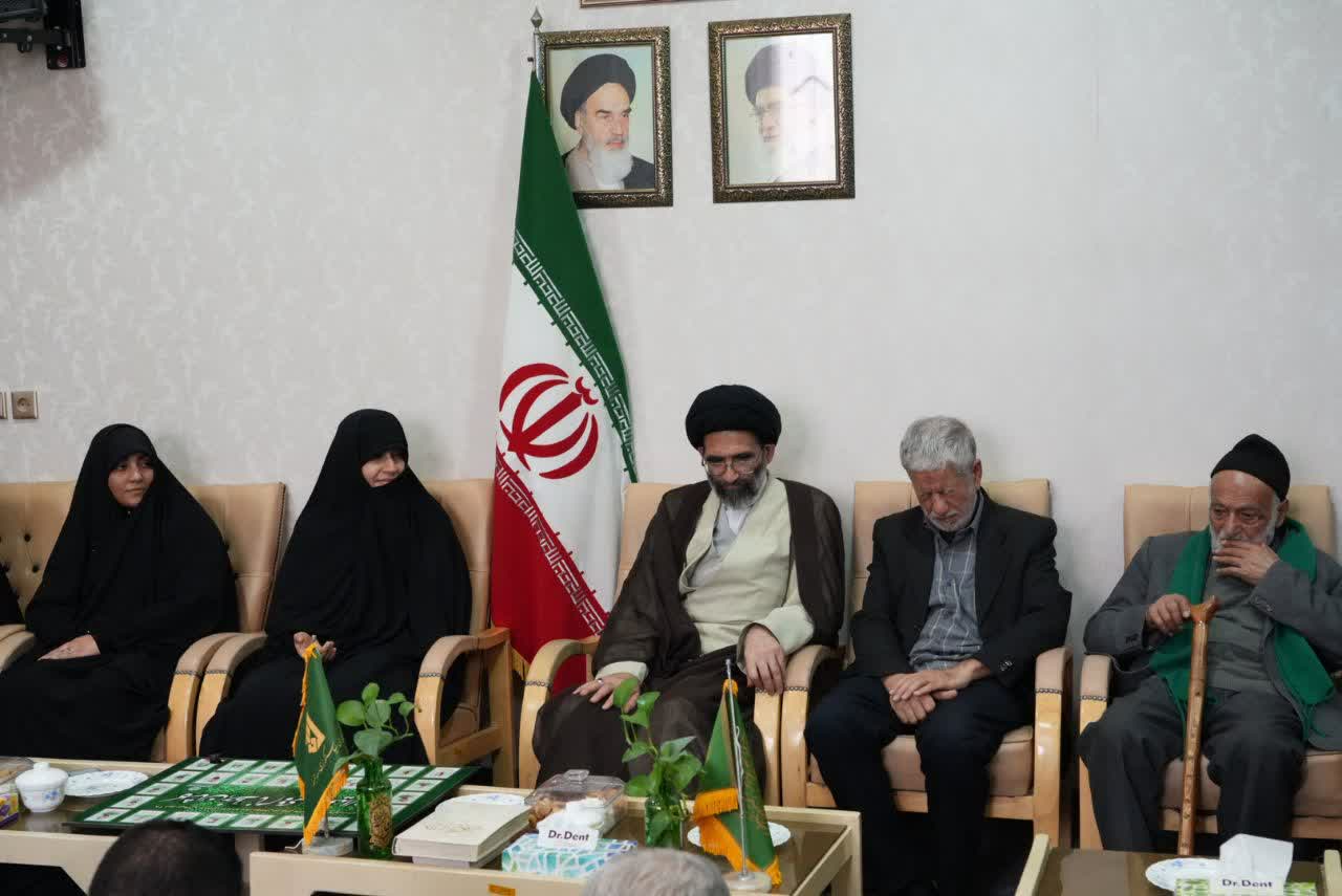 دیدار خانواده معظم شهدای اقتدار کاشان با دختر سردار شهید حسین سلامی