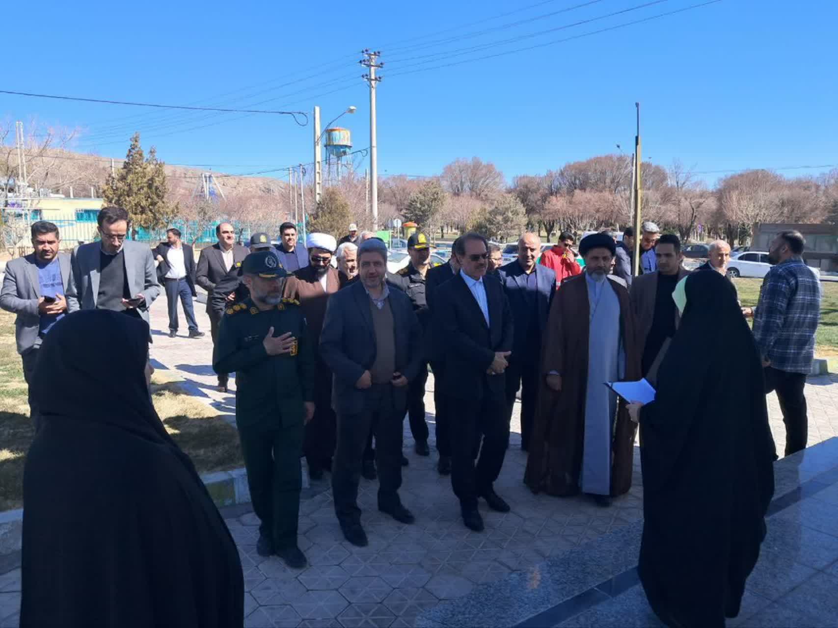 رئیس سازمان بازرسی کل کشور در گلزار شهدای گمنام تیران به مقام شامخ شهیدان ادای احترام کرد