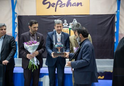 تجلیل استاندار از پدر شهید والامقام عباس بهرامی در حاشیه لیگ برتر شمشیر بازی تجلیل استاندار از پدر شهید والامقام عباس بهرامی در حاشیه لیگ برتر شمشیر بازی