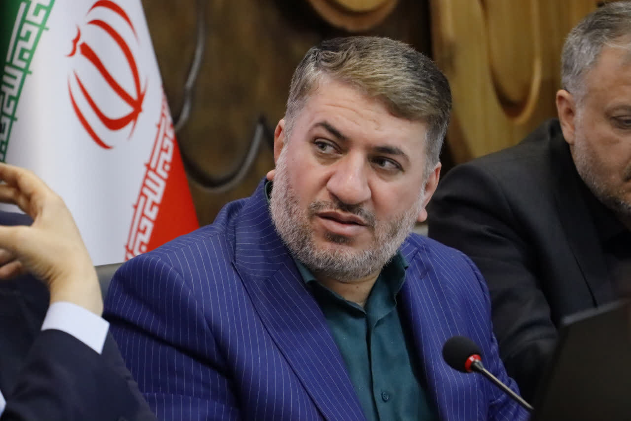 مشاور عالی و دستیار استاندار اصفهان: جهش ۸ برابری تولید برق خورشیدی در اصفهان/ هدفگذاری توسعه ۵۳۰۰ مگاواتی انرژیهای نوین