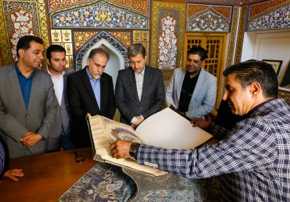 رونمایی از قرآن ۱۸۰ صفحهای اصفهان که سفیر فرهنگی جهان اسلام شد. رونمایی از قرآن ۱۸۰ صفحهای اصفهان که سفیر فرهنگی جهان اسلام شد.