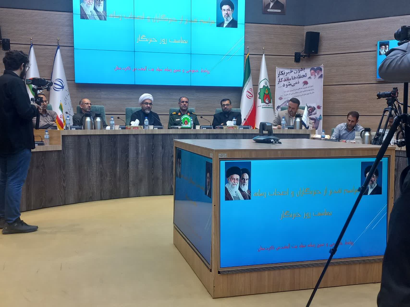 خبرنگاران در خط مقدم آگاهی‌بخشی و مقابله با جنگ رسانه‌ای دشمن قرار دارند