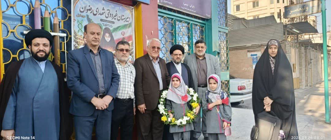 بدرقه فرزندان شهید سعید اسماعیلوندی به مدرسه با حضور معاون سیاسی اجتماعی استانداری خوزستان